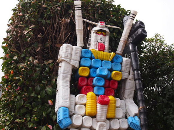 Kreatif! Di Tochigi, Jepang, ada patung Gundam yang terbuat dari botol plastik!