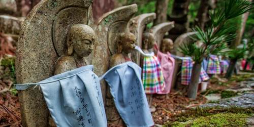 Kuburan di Jepang Ini Dipenuhi Dengan Patung Budha dan Lampu LED Berwarna-Warni