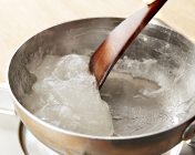 Kuzu-mochi agar-agar manis dengan saus dan taburan (3)