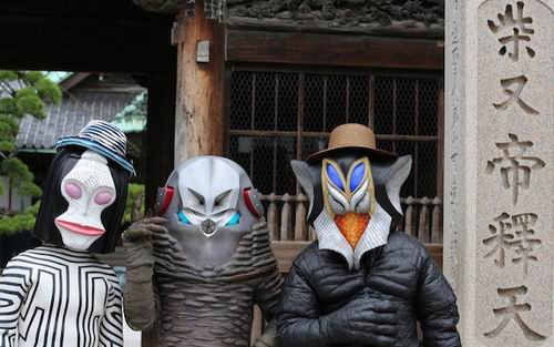 Monster-monster Ultraman tampil dalam acara TV mereka sendiri bertema pariwisata