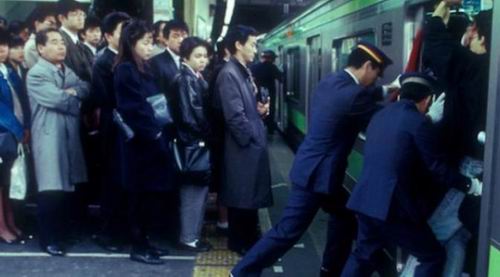 Cuma Ada di Jepang, Pekerjaan Dorong Penumpang ke Dalam Kereta