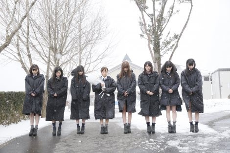 Para anggota grup AKB48 mengunjungi daerah bencana gempa Tohoku (4)