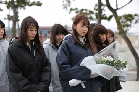 Para anggota grup AKB48 mengunjungi daerah bencana gempa Tohoku (5)