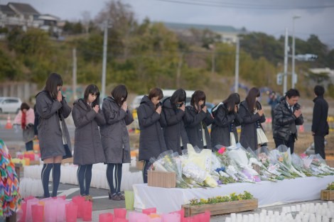 Para anggota grup AKB48 mengunjungi daerah bencana gempa Tohoku (6)