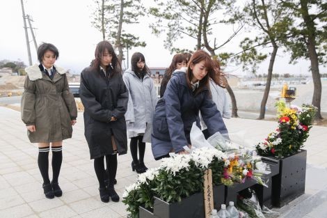 Para anggota grup AKB48 mengunjungi daerah bencana gempa Tohoku (7)