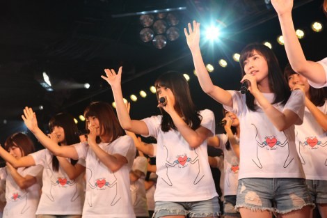 Para anggota grup AKB48 mengunjungi daerah bencana gempa Tohoku (9)