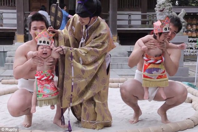Para pegulat sumo berusaha membuat bayi-bayi menangis dalam festival Naki Zumo di Jepang (2)
