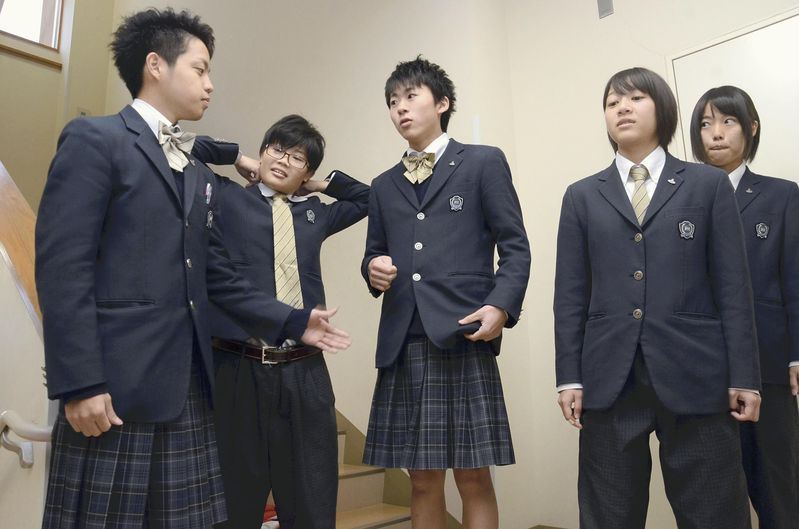 Para pelajar di Jepang bertukar seragam untuk memahami berbagai masalah gender