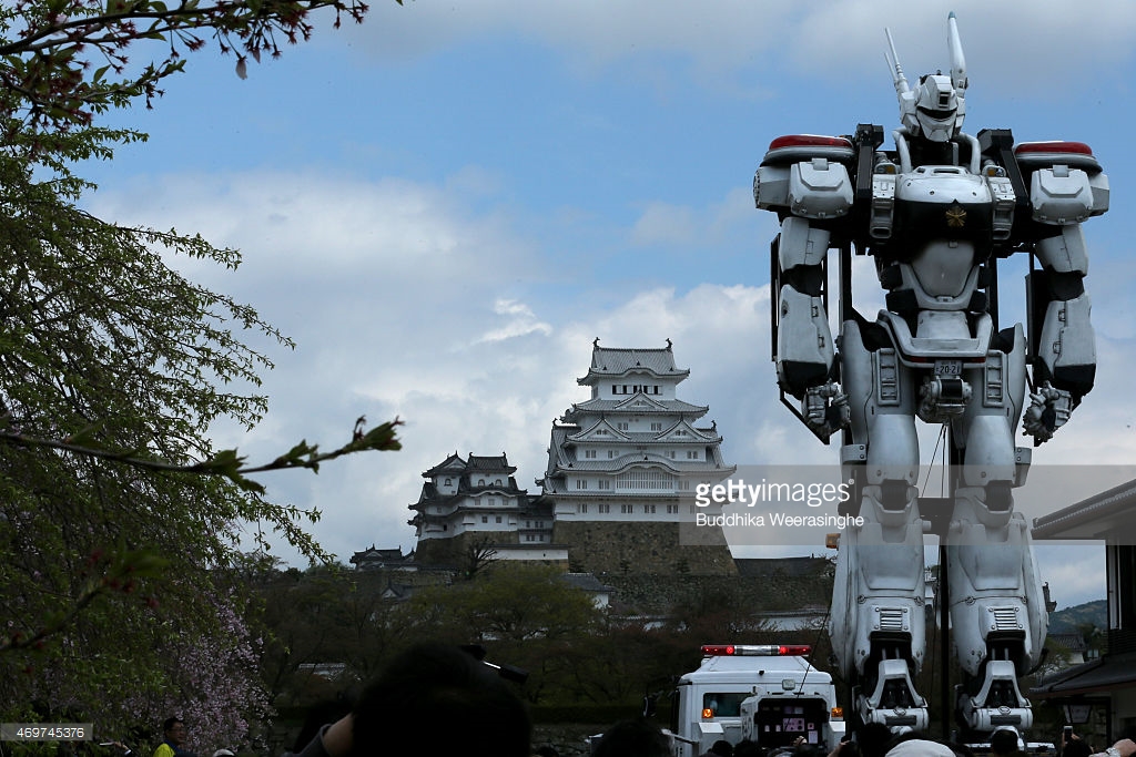 Patlabor berdiri menjaga Istana Himeji di Jepang! (1)