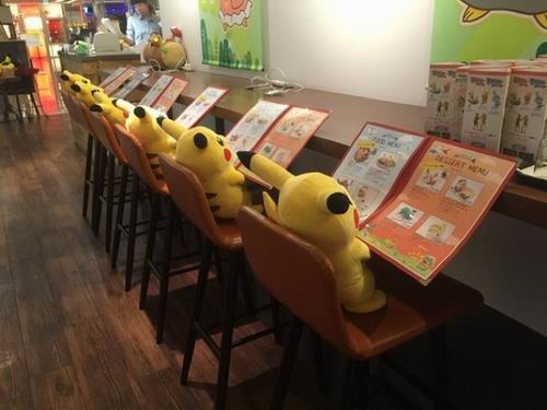 Pikachu temani para jomblo di Pokémon Cafe