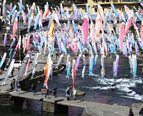 Ribuan 'koinobori' berenang di antara angin menyambut musim semi di Kumamoto, Jepang