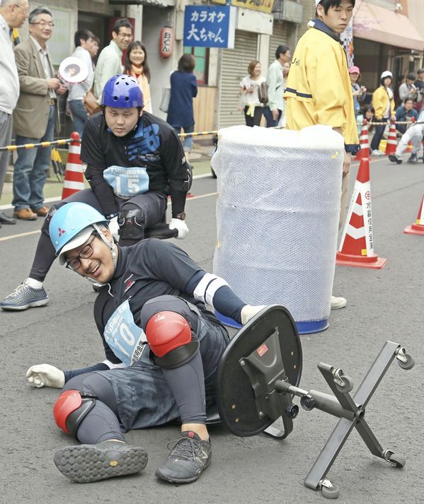 Seru! Di Jepang ada Isu-1 Grand Prix, balapan kursi kantor di jalanan! (2)