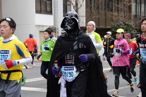 Seru! Para cosplayer kembali mengambil alih Tokyo Marathon! (1)