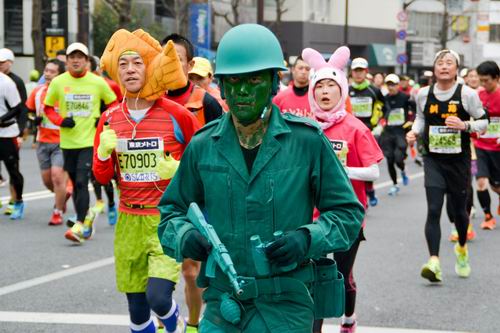 Seru! Para cosplayer kembali mengambil alih Tokyo Marathon! (11)