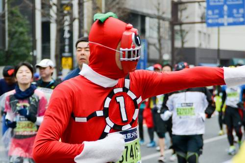 Seru! Para cosplayer kembali mengambil alih Tokyo Marathon! (13)