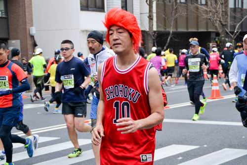 Seru! Para cosplayer kembali mengambil alih Tokyo Marathon! (14)