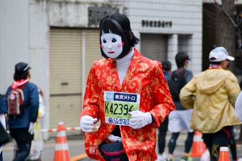 Seru! Para cosplayer kembali mengambil alih Tokyo Marathon! (2)