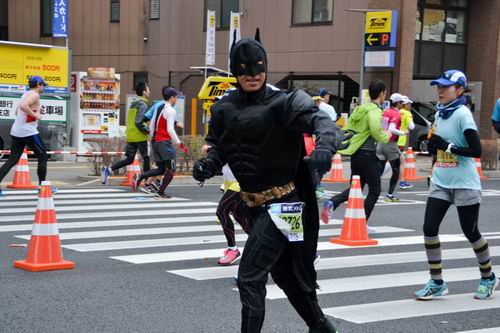 Seru! Para cosplayer kembali mengambil alih Tokyo Marathon! (3)
