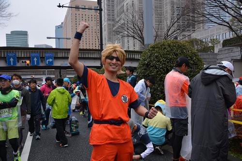 Seru! Para cosplayer kembali mengambil alih Tokyo Marathon! (4)