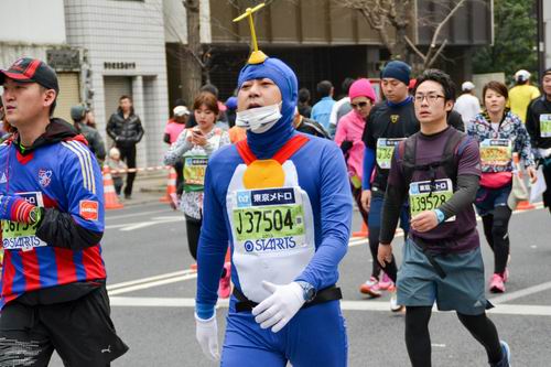 Seru! Para cosplayer kembali mengambil alih Tokyo Marathon! (7)