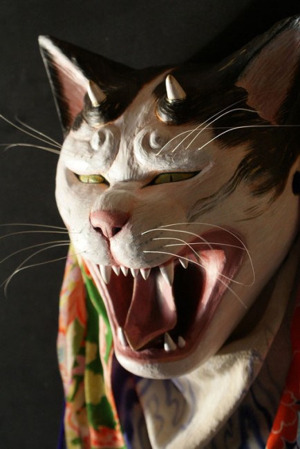 Sugoi! Seniman Jepang membuat topeng kucing yang keren juga seram!