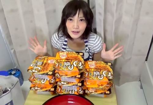 Sugoi! Wanita Jepang bertubuh kecil ini memakan 4 kg mie! (1)