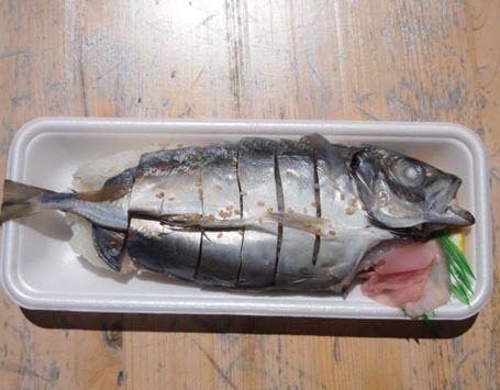 Wah! Sushi Ini Dibuat dari Ikan Utuh Berikut Ekor dan Kepala!