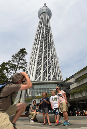 Tokyo Skytree merayakan ulang tahun ke-3 dan menarik banyak wisatawan asing