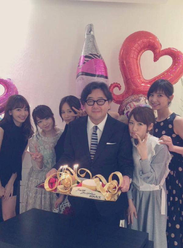 Ulang tahun ke-57 Yasushi Akimoto dirayakan oleh para anggota awal AKB48