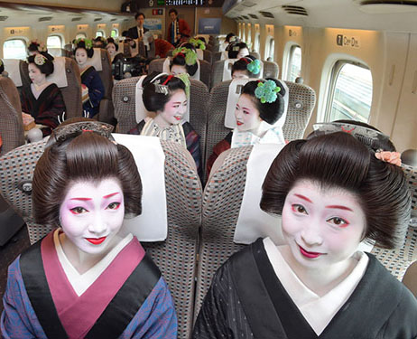 Untuk mempromosikan pariwisata, para geisha di Kyoto pergi menggunakan Shinkansen ke Tokyo