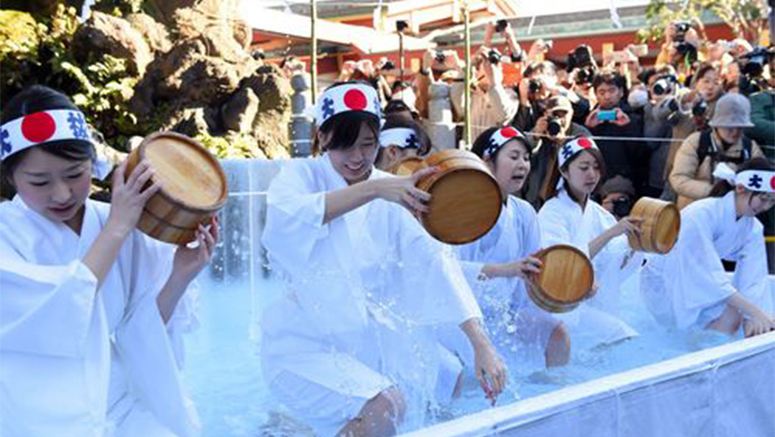 Upacara penyucian dengan es diadakan di kuil di Tokyo