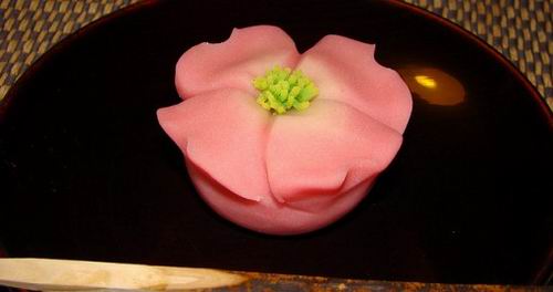 Wah, Berbagai Hidangan Ini Terbuat dari Bunga Sakura