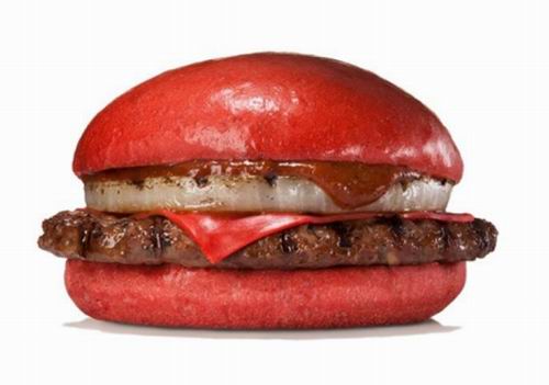 Wah, di Jepang ada cheeseburger berwarna merah! Seperti apa ya rasanya (1)