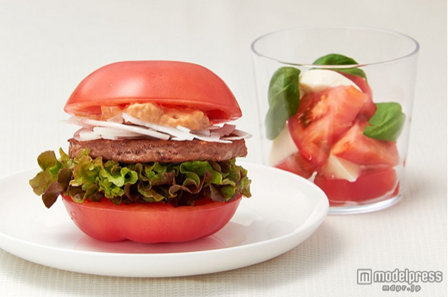 Wah, di Jepang kini telah hadir burger yang unik, burger tomat!
