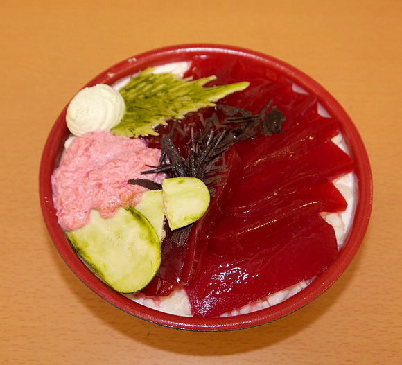 Wah, mangkuk berisi sashimi tuna dari Jepang ini ternyata adalah kue!