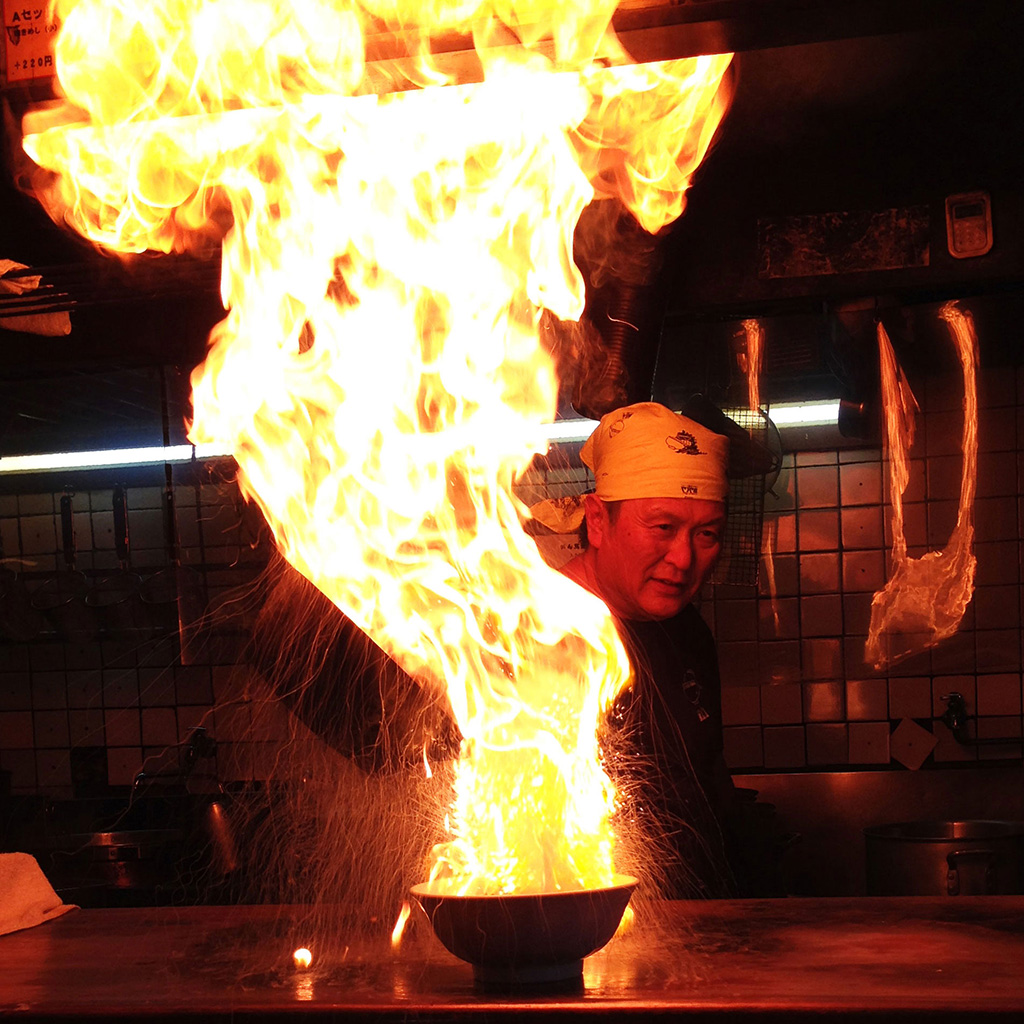 Wah, para pengunjung restoran di Jepang ini disajikan ramen dengan api yang berkobar!