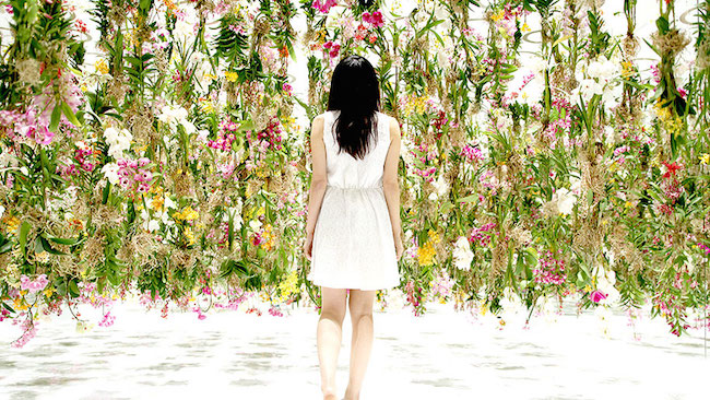 Wah, taman bunga bergantungan yang mempesona ini akan bergerak saat kalian berjalan melewatinya! (2)