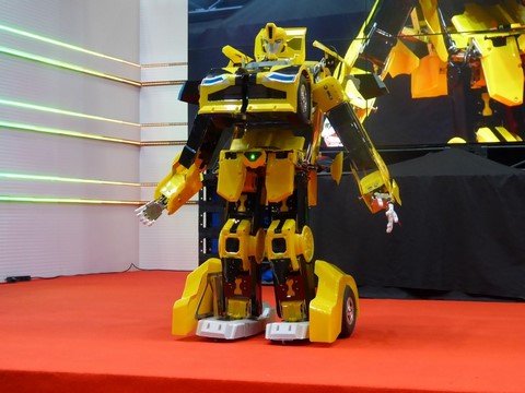 Wow! Di acara Tokyo Toy Show 2015 ada robot Bumblebee yang bisa berubah wujud!