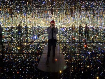 Wow, Seniman Jepang 'Sulap' Ruang Cermin dengan Ilusi Luar Angkasa!