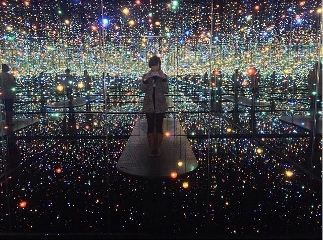 Wow, Seniman Jepang 'Sulap' Ruang Cermin dengan Ilusi Luar Angkasa! (2)