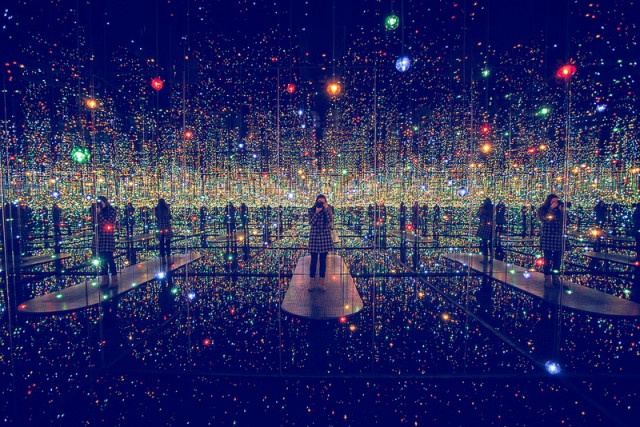 Wow, Seniman Jepang 'Sulap' Ruang Cermin dengan Ilusi Luar Angkasa! (5)