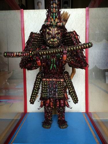 Wow! Seniman Jepang ciptakan patung-patung dari bangkai serangga!