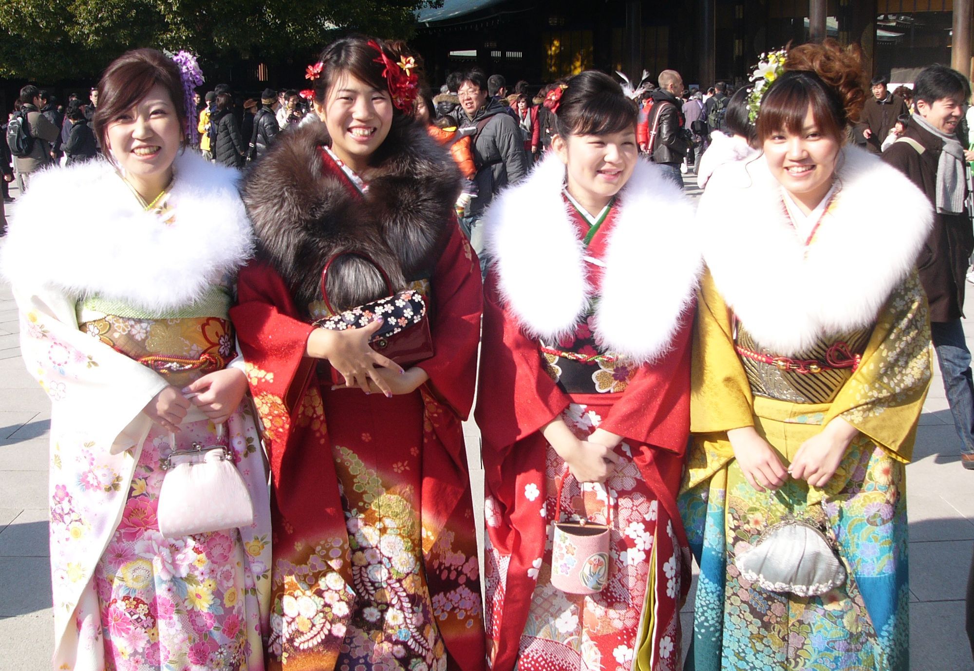 Kawula muda dewasa di Jepang mempersiapkan diri untuk Hari Datangnya Kedewasaan pada hari Senin