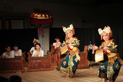 Tari dan musik tradisional dari Bali dan Okinawa membawa budaya dua pulau bersama-sama