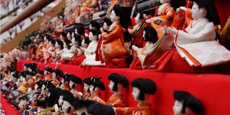 Wow, Ribuan Boneka Jepang Dipajang di Sepanjang 60 Anak Tangga