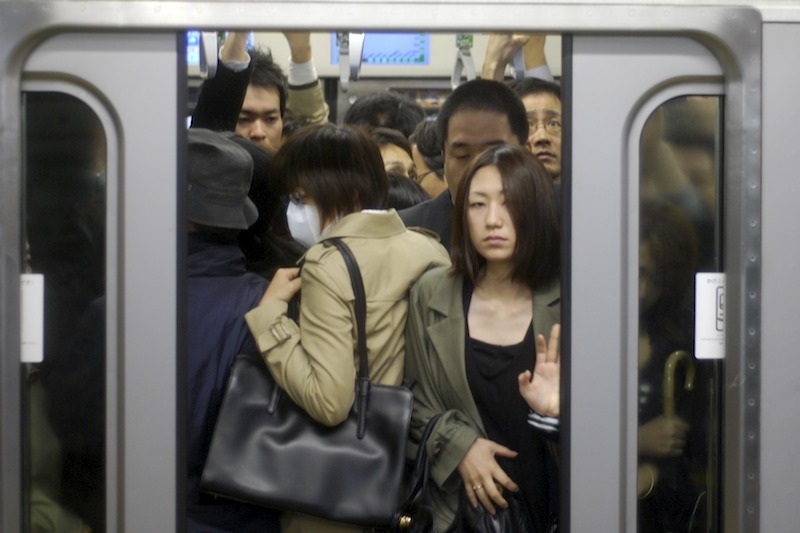 Wah, kepadatan pada kereta di Tokyo ini menyebabkan kaca jendelanya retak