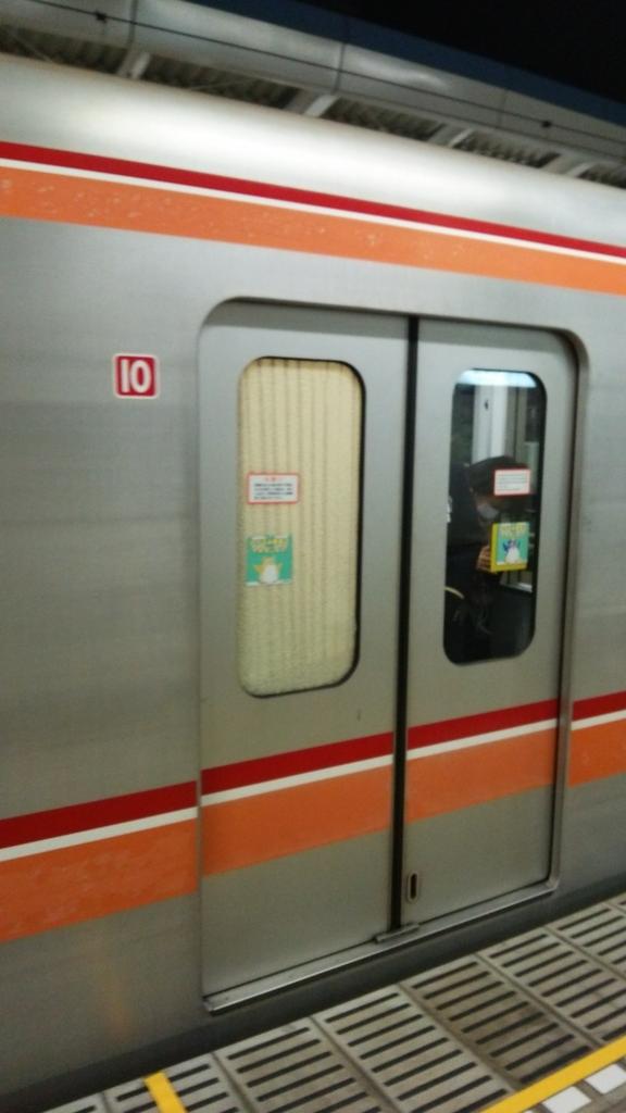 Wah, kepadatan pada kereta di Tokyo ini menyebabkan kaca jendelanya retak