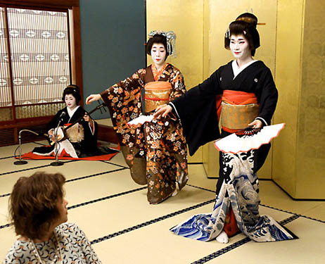Geisha pria ini berusaha untuk menghidupkan kembali dunia hiburan tradisional di Tokyo