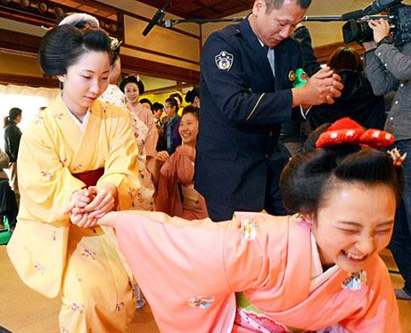 Geisha & maiko di Kyoto belajar bagaimana menghadapi para penyerang