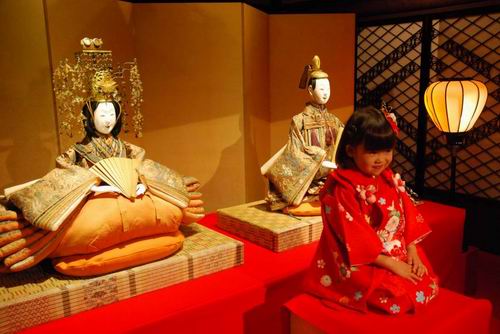 Boneka-boneka hina yang antik dipamerkan di Tokyo
